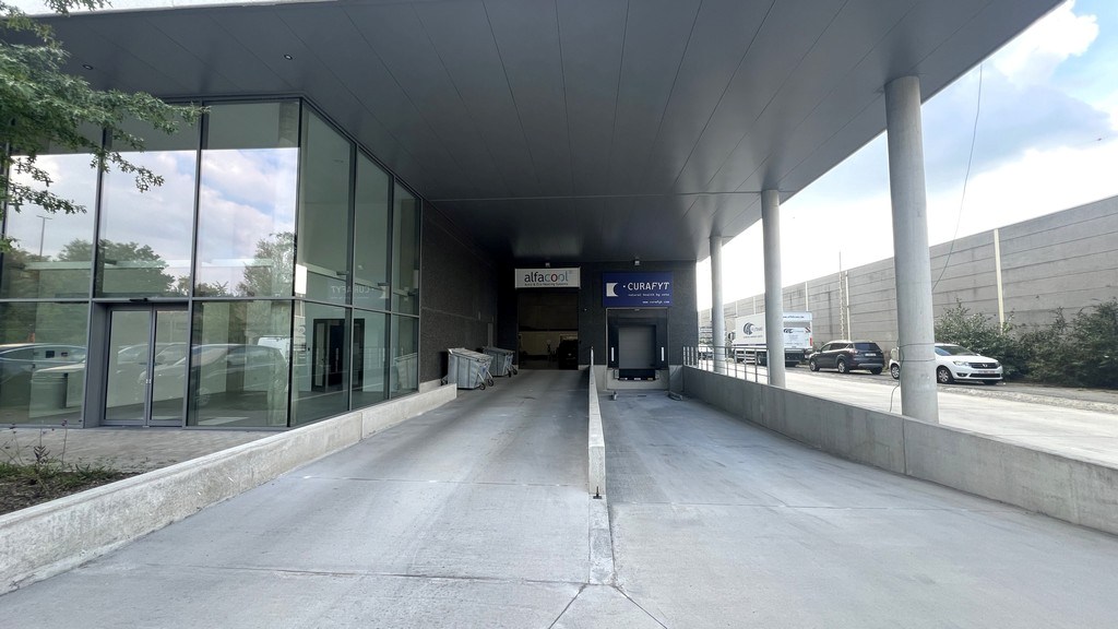 Recent bedrijfsgebouw te huur langs E40 in Erembodegem