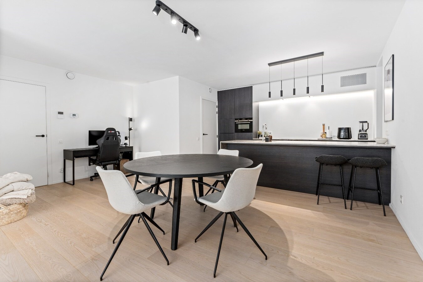 Instapklaar appartement met 2 slaapkamers en autostandplaats te Koekelare 