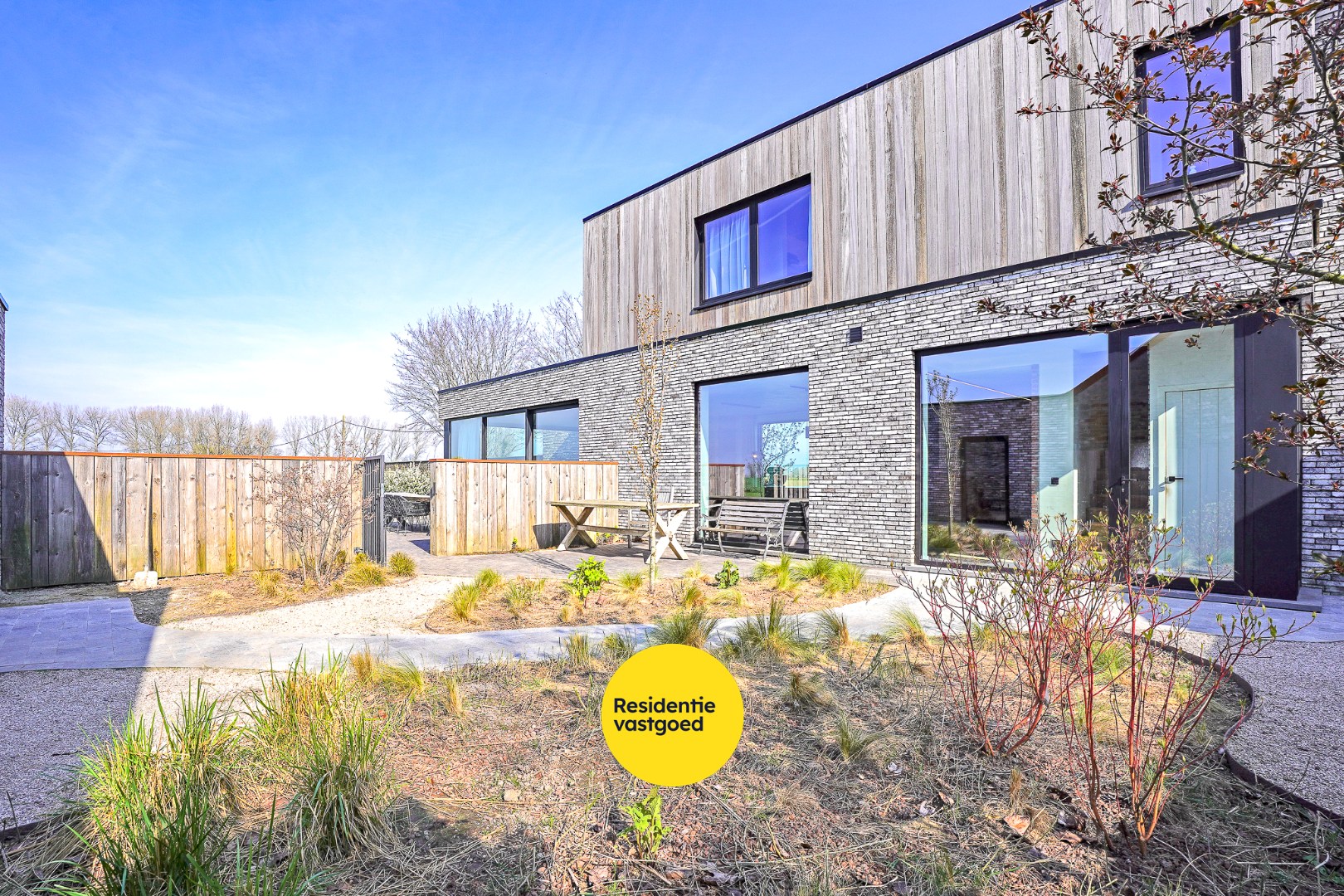 Recente woning met prachtige verzichten op een perceel van 2.027 m², midden in het groen nabij de IJzer. 