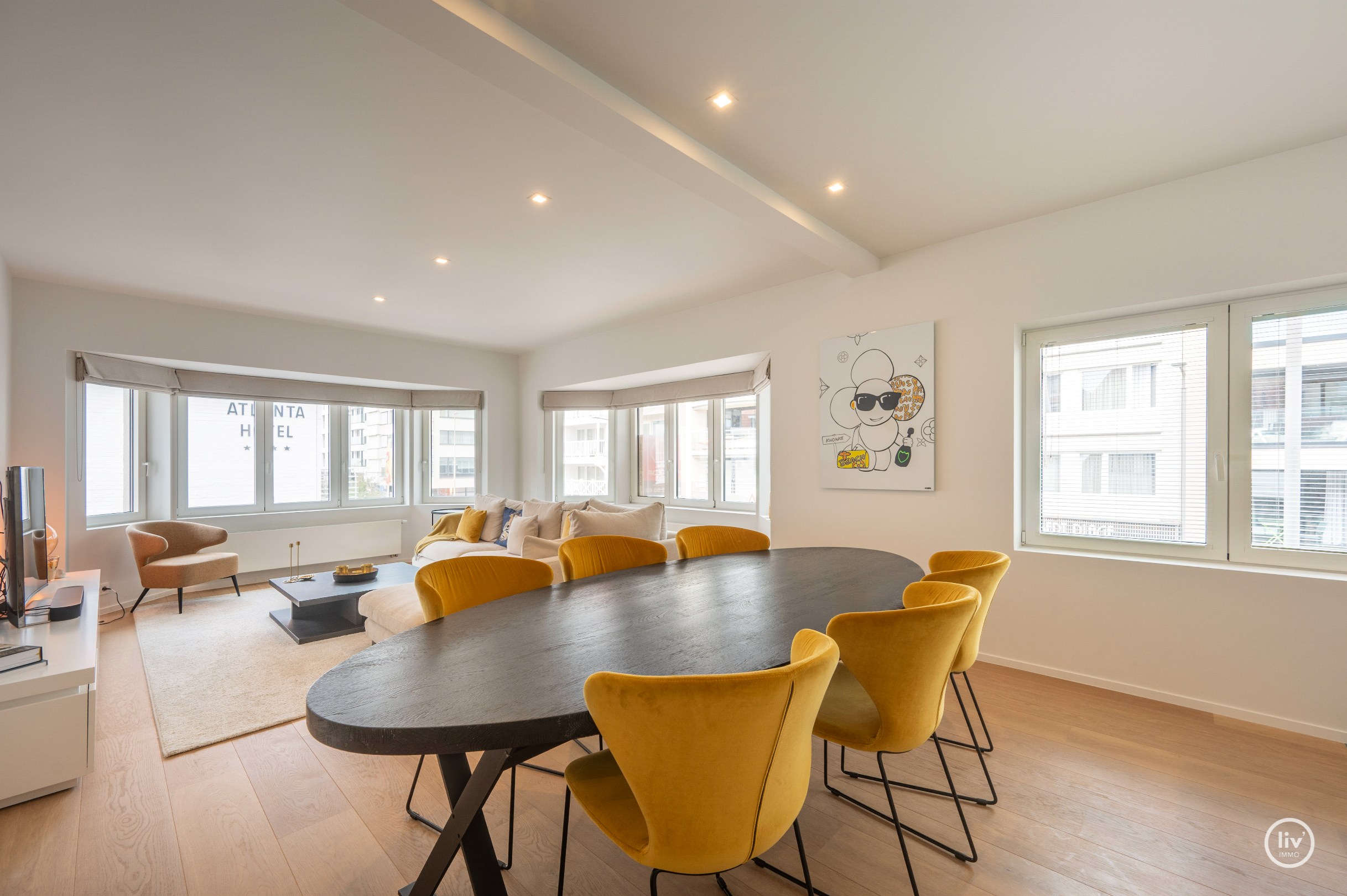 Recent gerenoveerd hoekappartement in een villaresidentie op enkele passen van de zee 