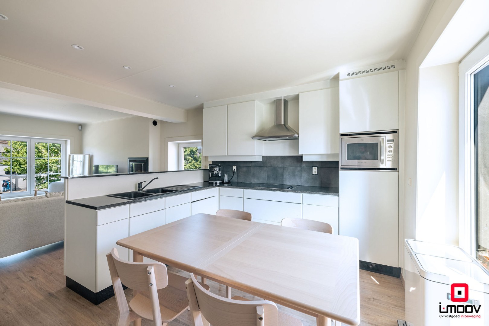 Instapklaar duplexappartement met ruim terras op centrale ligging te Wetteren 