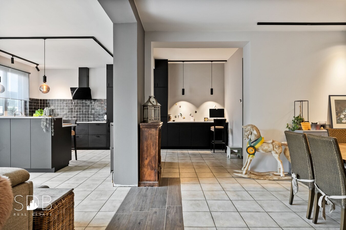 Hedendaagse woning met paardenfaciliteiten op circa 1,5ha 