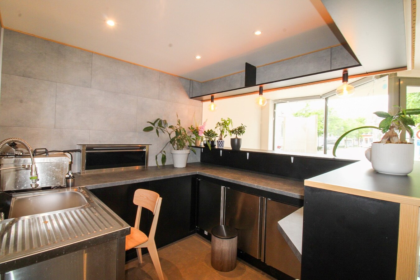 Veelzijdig handelshuis met woonst en luxueuze B&amp;B op toplocatie aan de Markt van Temse! 