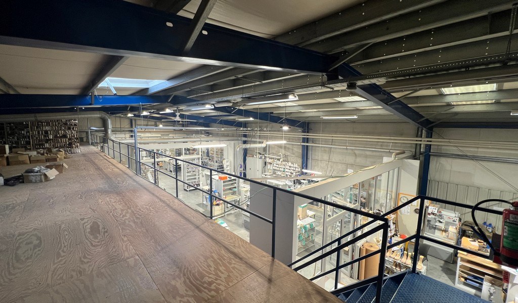 Magazijn met kantoren te huur in Merelbeke-Melle