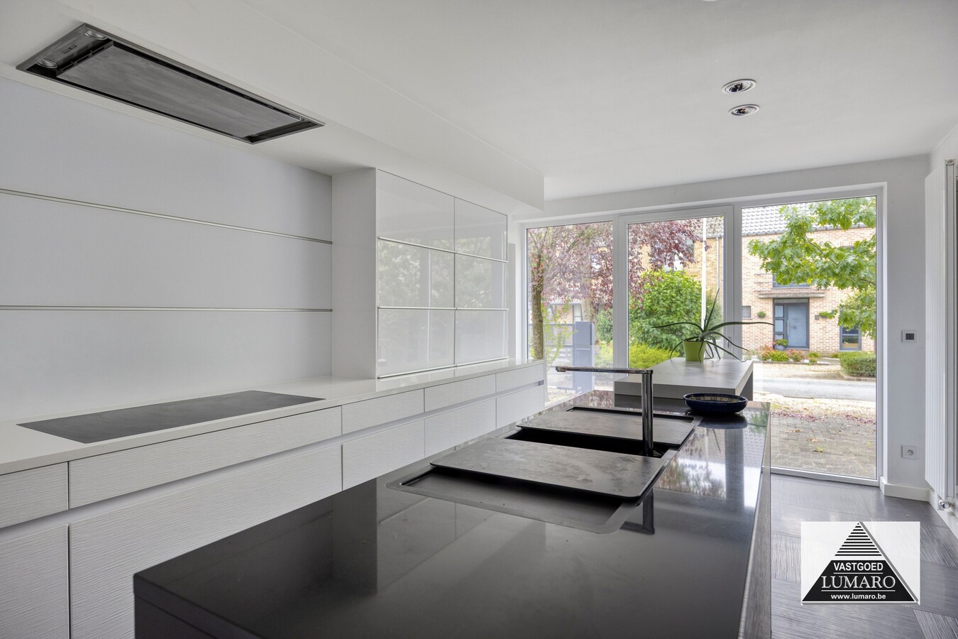 Villa onder moderne architectuur, residentiële bosomgeving. 3 slaapkamers, hobbyruimten 
