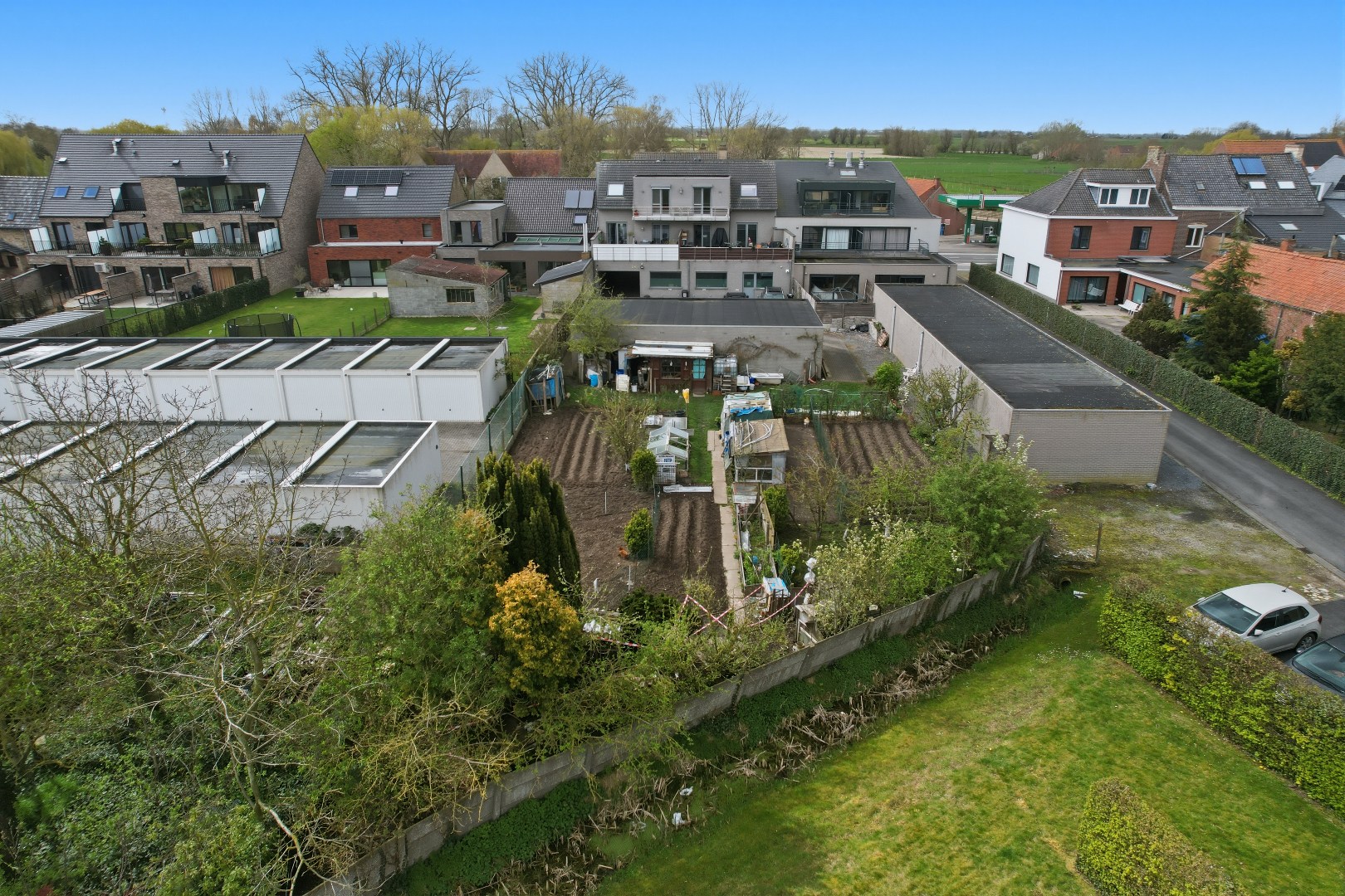 Recent appartement met privatieve tuin (346m²)  en ruim terras (40m²) in het centrum van Woumen! 