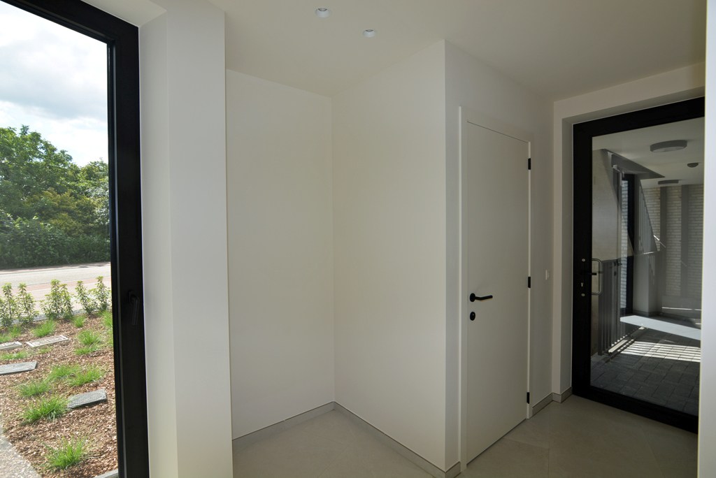 Gelijkvloers nieuwbouwappartement 124 m² met 2 slpk, tuintje en 2 autostandplaatsen. 