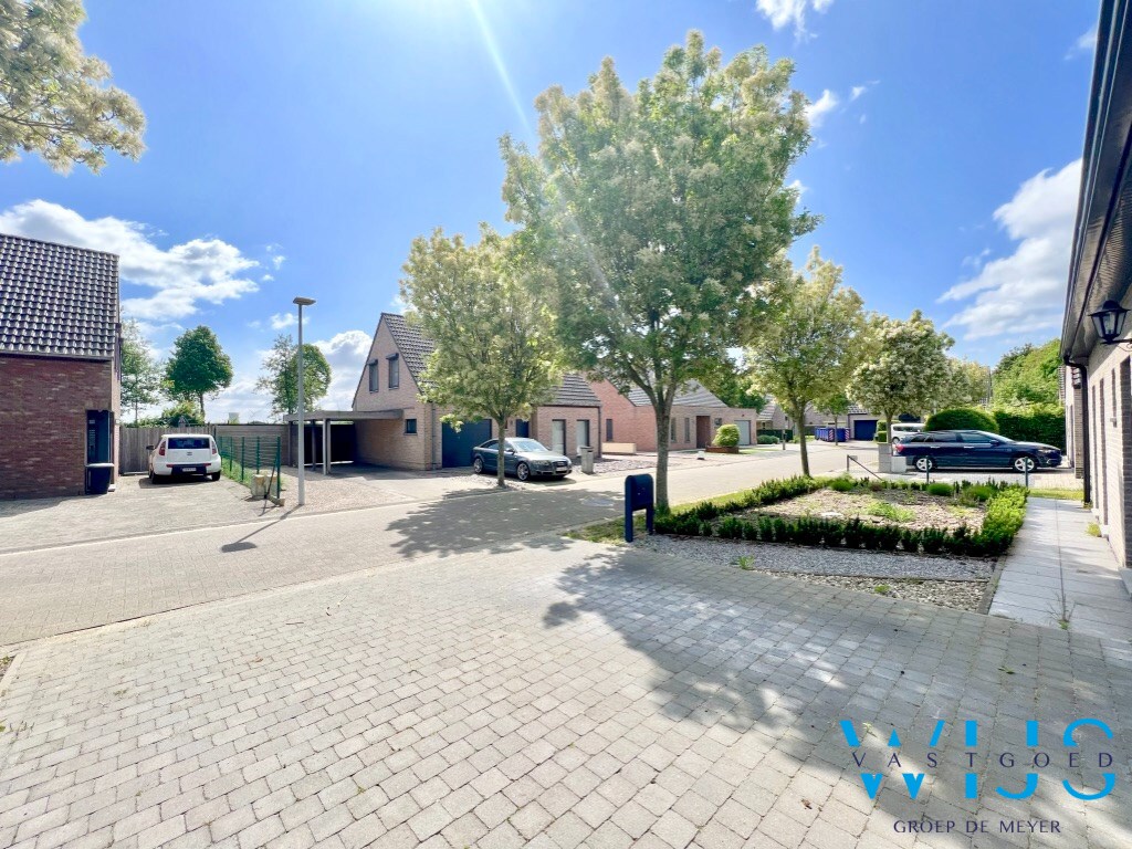 Open bebouwing met zonnige tuin, 3 slaapkamers en garage te Kluizen ! 