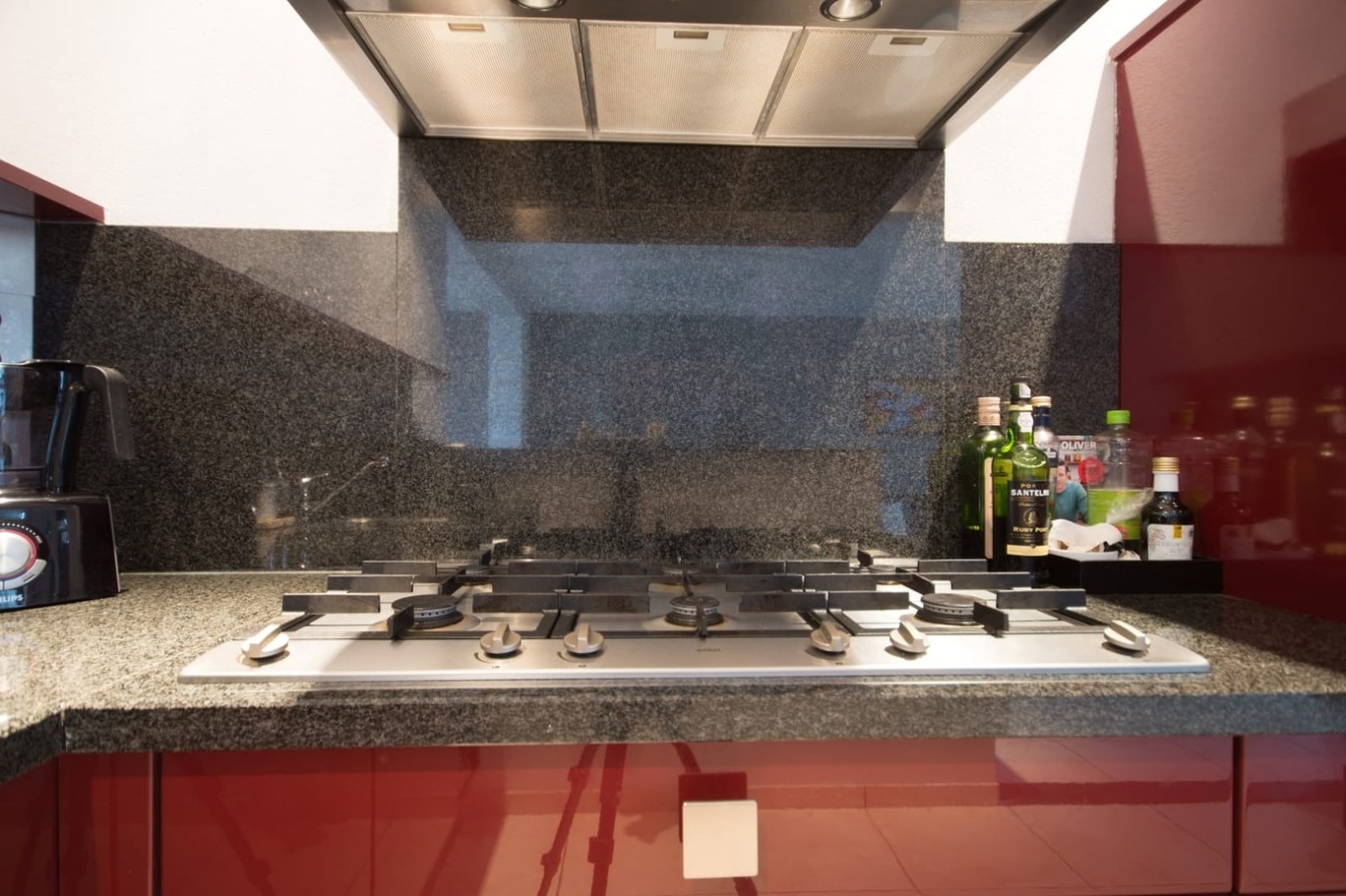 Sfeervolle en gunstig gesitueerde tweekapper met garage, berging en vrije achterom gelegen op 221 M². Deze woning ligt op loopafstand van het centrum van Hilvarenbeek. 