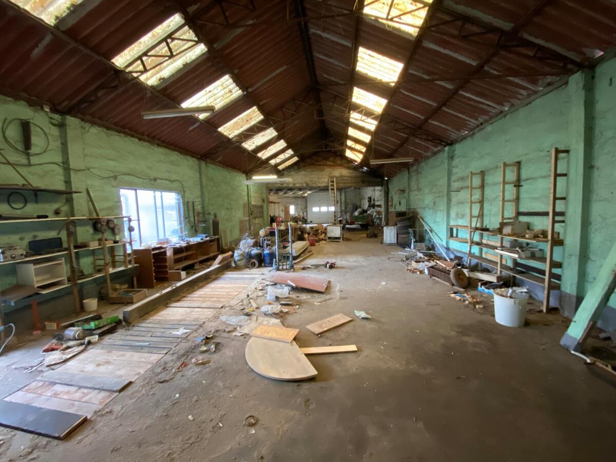 Bedrijfsgebouw met appartement op commerciële ligging 