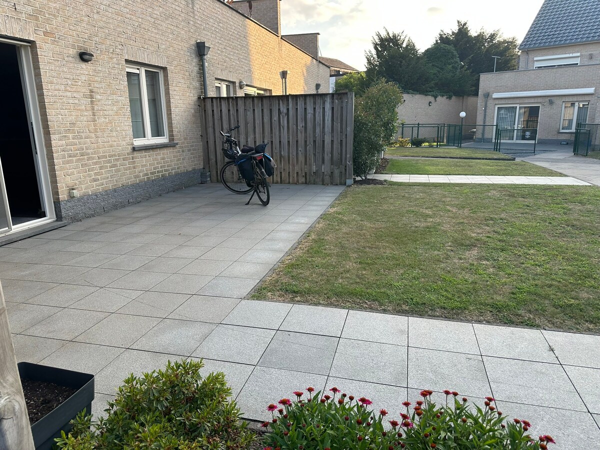 Gelijkvloers 3-gevel appartement met tuintje 