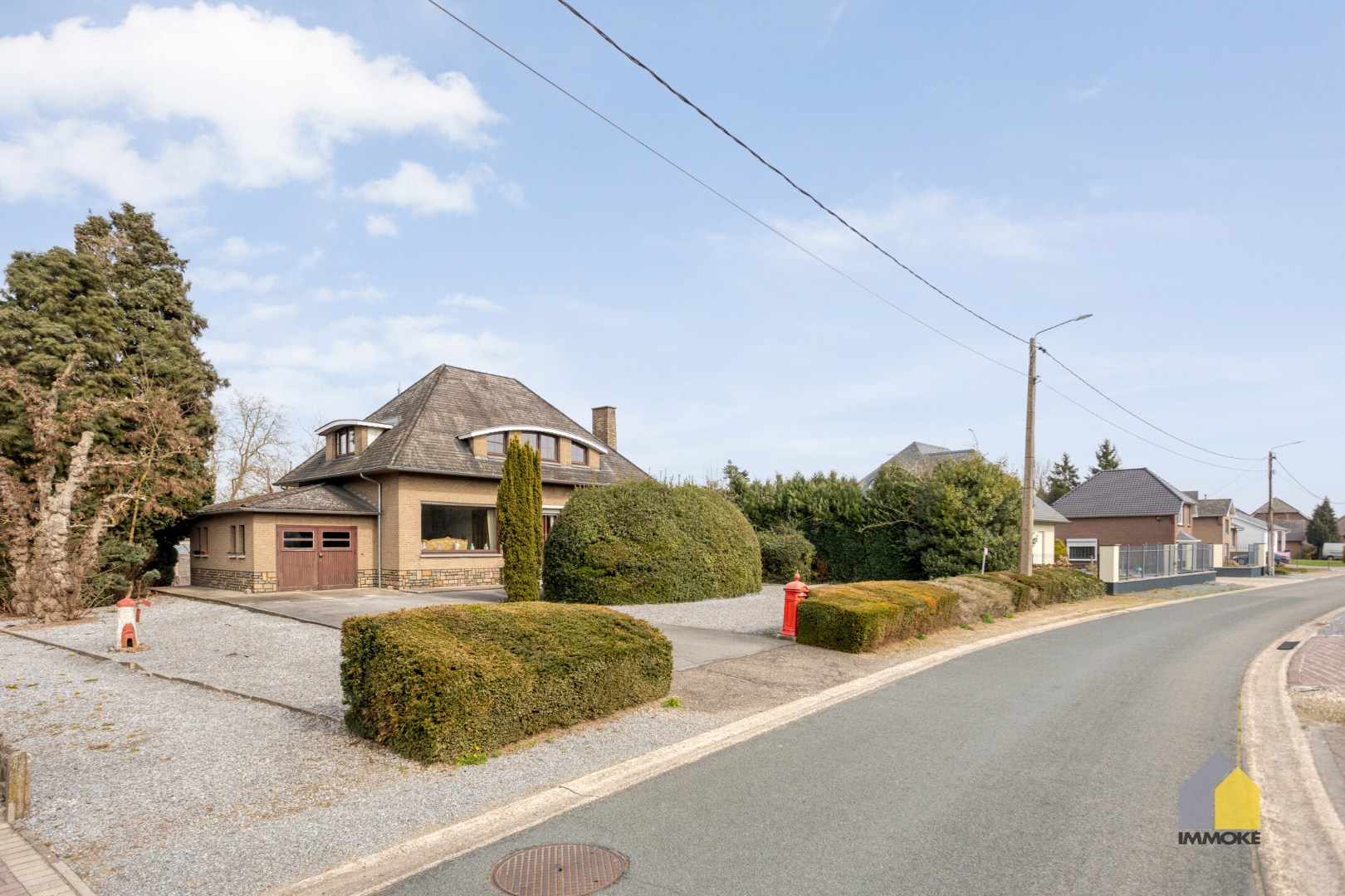 Te renoveren, statige woning op mooi perceel van 23 a 90 ca. 