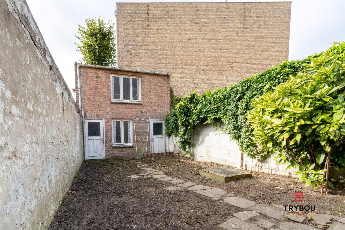 🏠 Te koop in het hart van Diksmuide – Woning met woon-winkelcombinatie en charmant stadstuintje 
