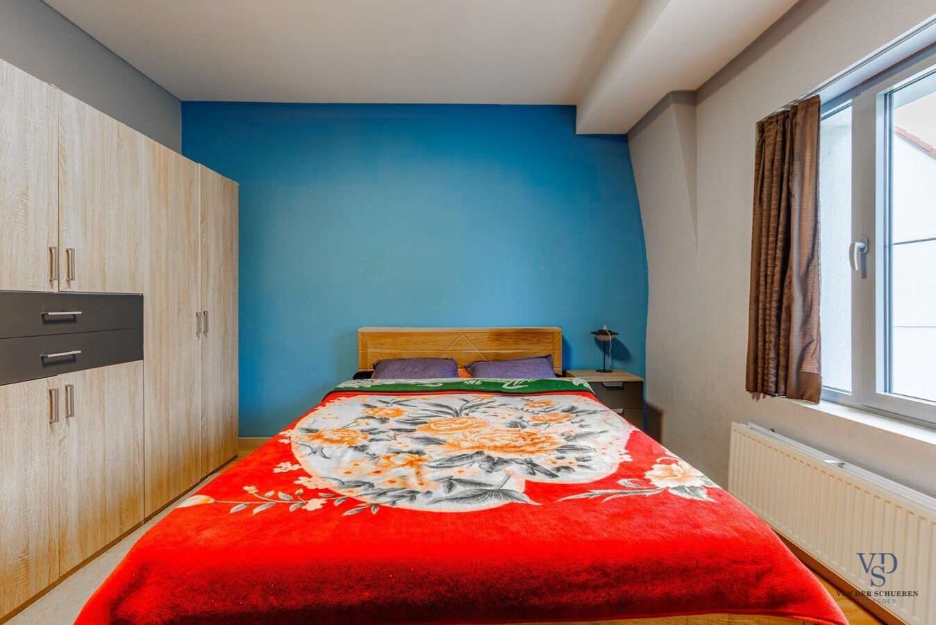 Woning met tuin én 2 staanplaatsen én car-port. 