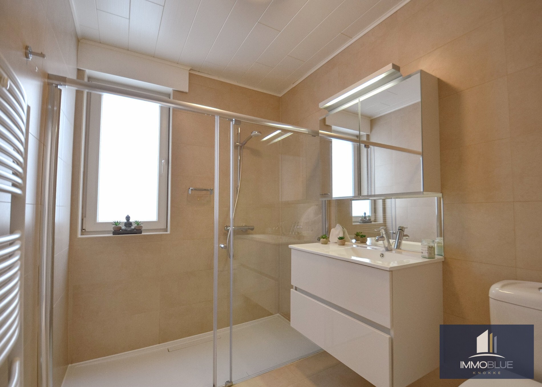 Ruime woning met ruime terrassen en een inpandige garage gelegen nabij de keuvelhoekstraat. 