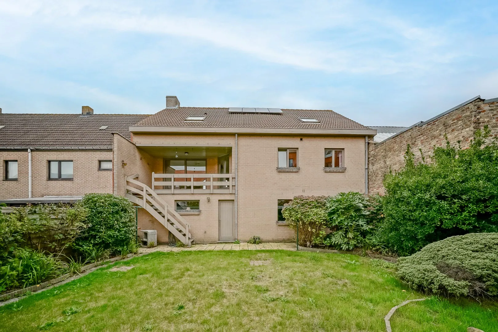 Gesloten woning op 317 m² met dubbele garage en tuin