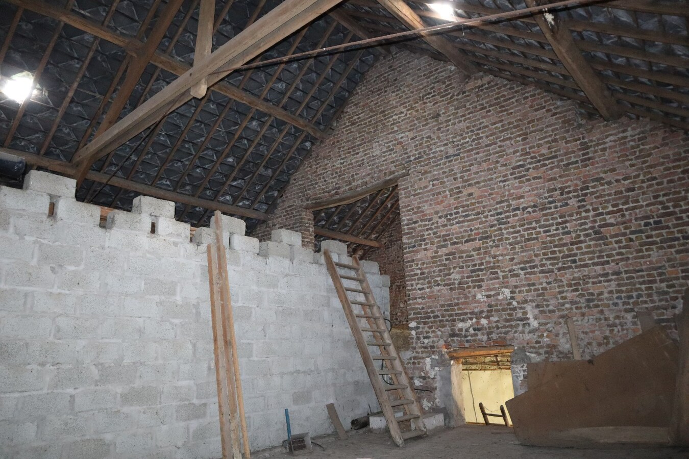 Ruime te renoveren hoeve met schuur en opslagplaatsen + mogelijkheid voor projectgrond 