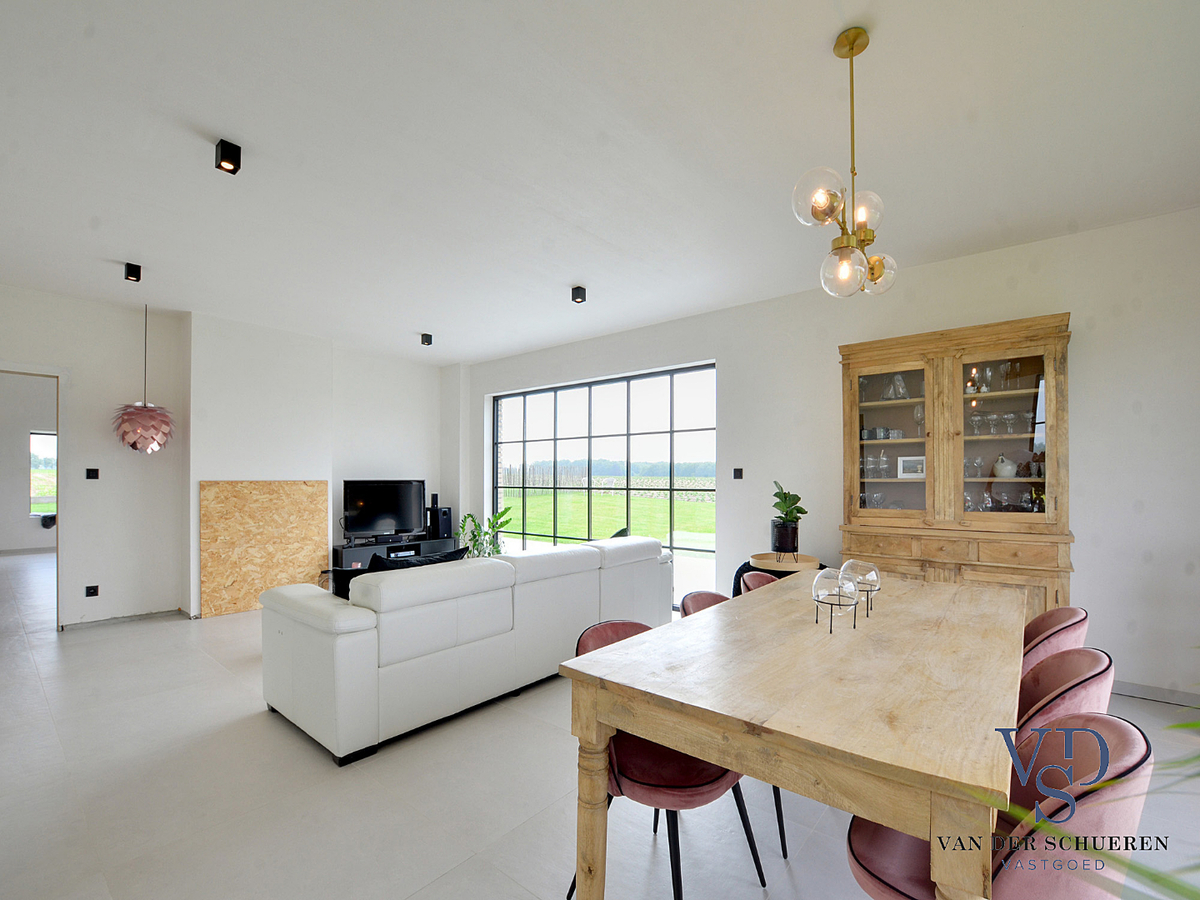 Exceptioneel gelegen, eigentijdse bungalow-villa. 