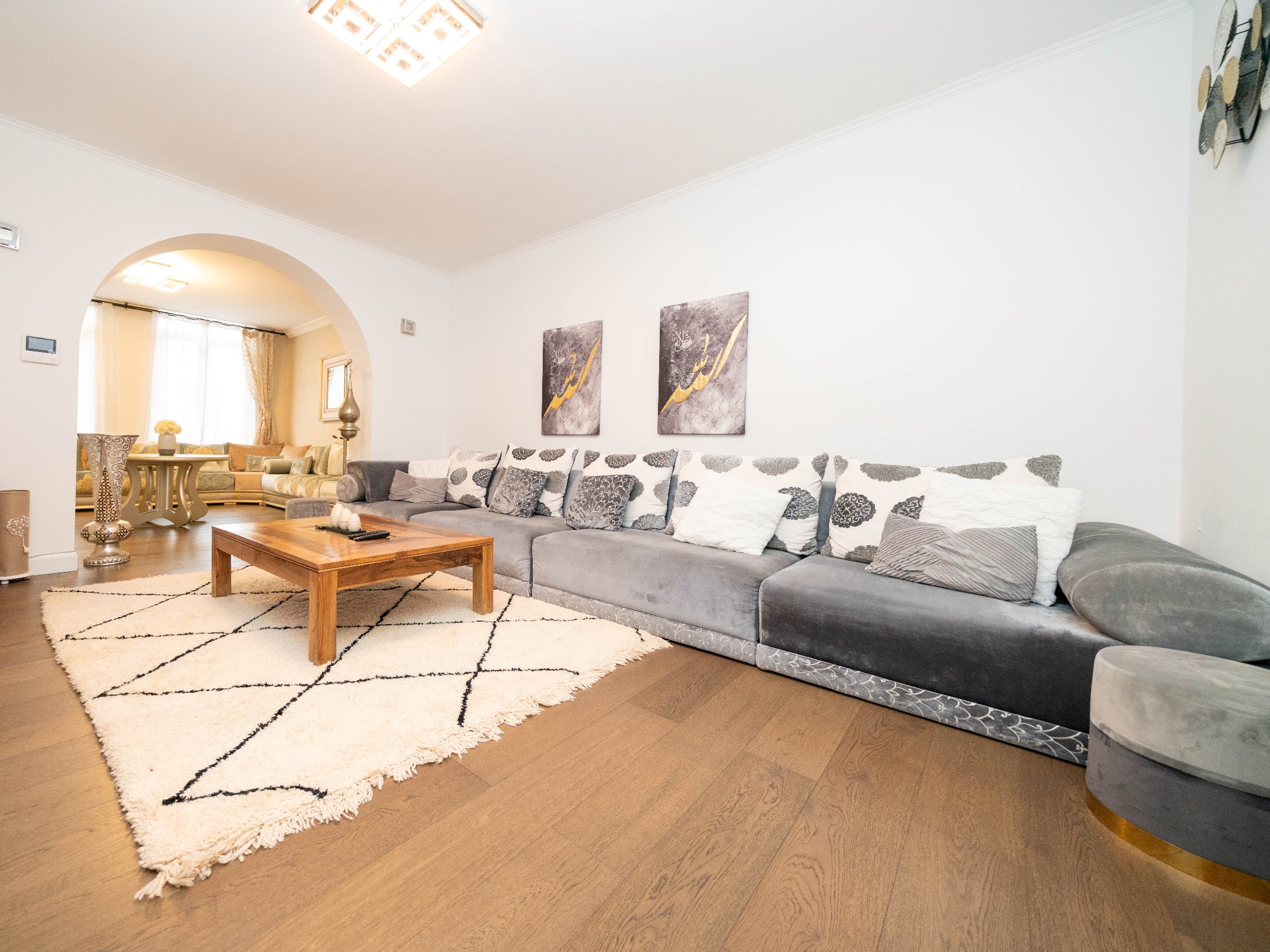 Ruime woning met 5 kamers, 4 badkamers en tuin 