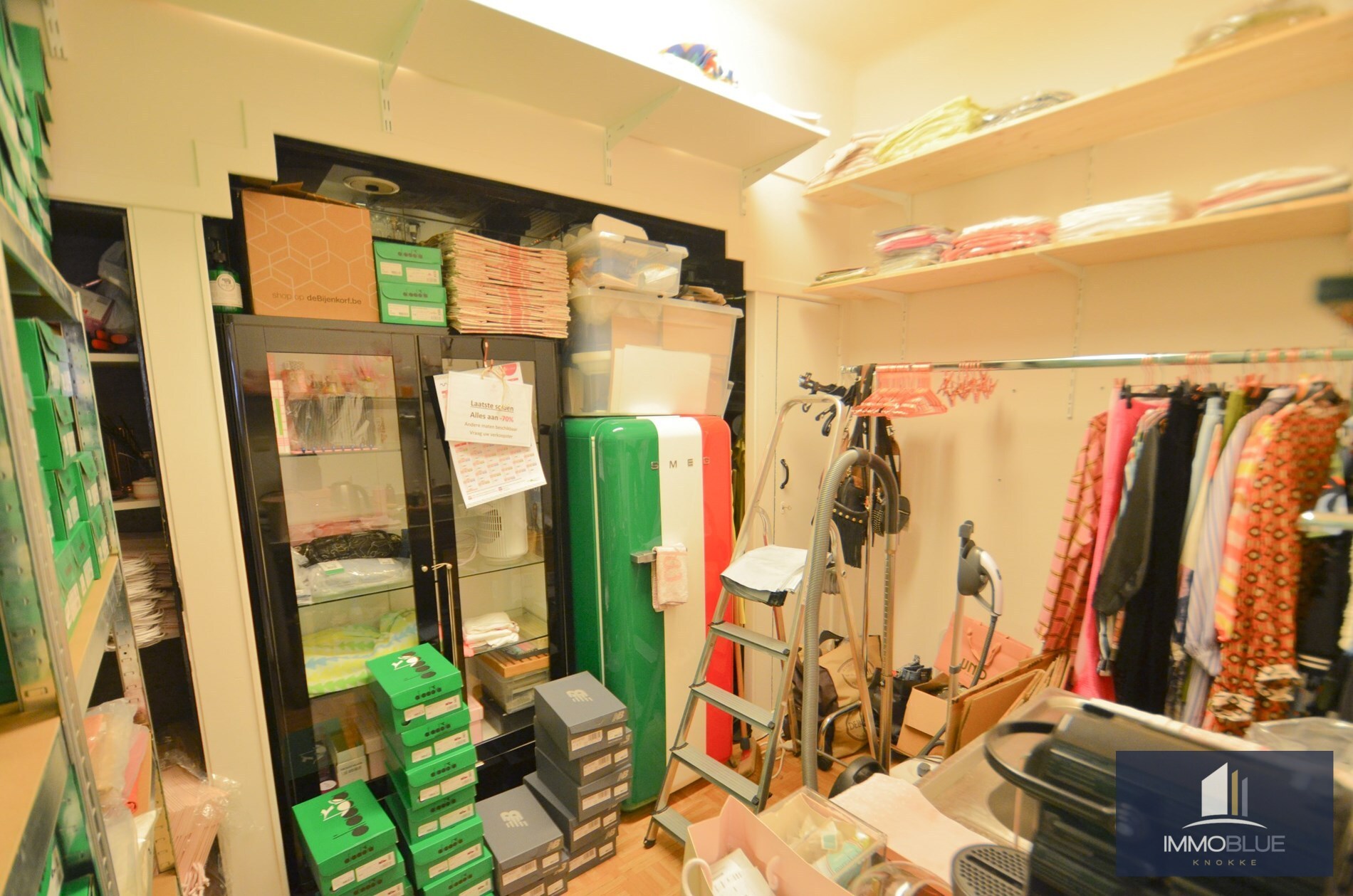 Centraal gelegen winkelruimte met uitstekende visibiliteit gelegen nabij het Driehoeksplein. 