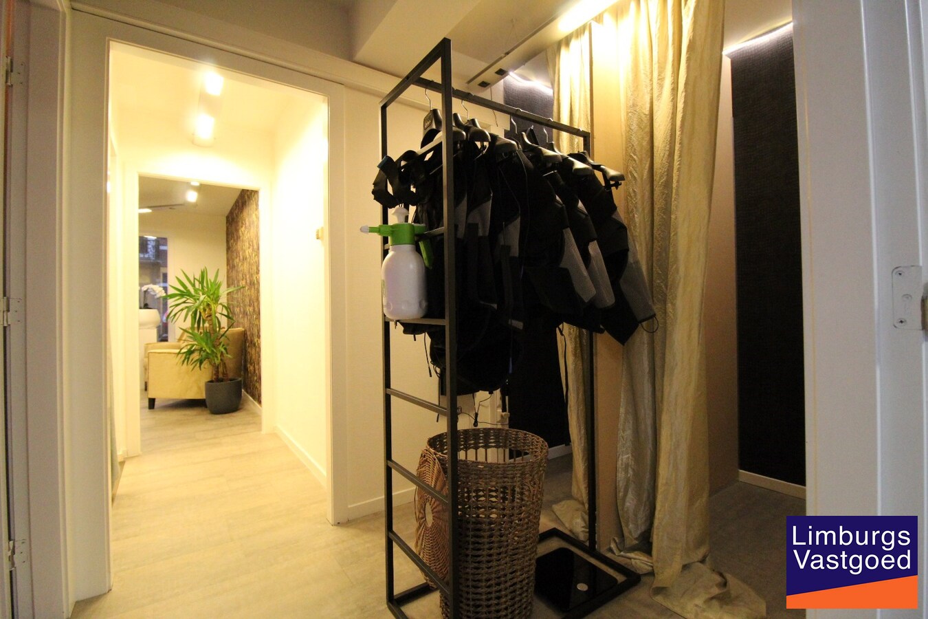 Handels/praktijkruimte, 110m², kelder met drijfkracht, parking 