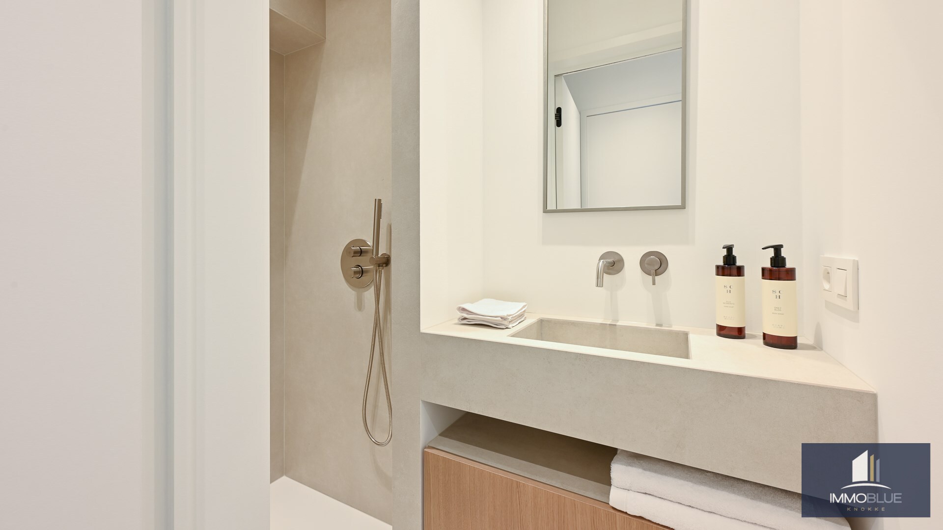 Appartement élégant et entièrement rénové, situé à deux pas de la mer. 