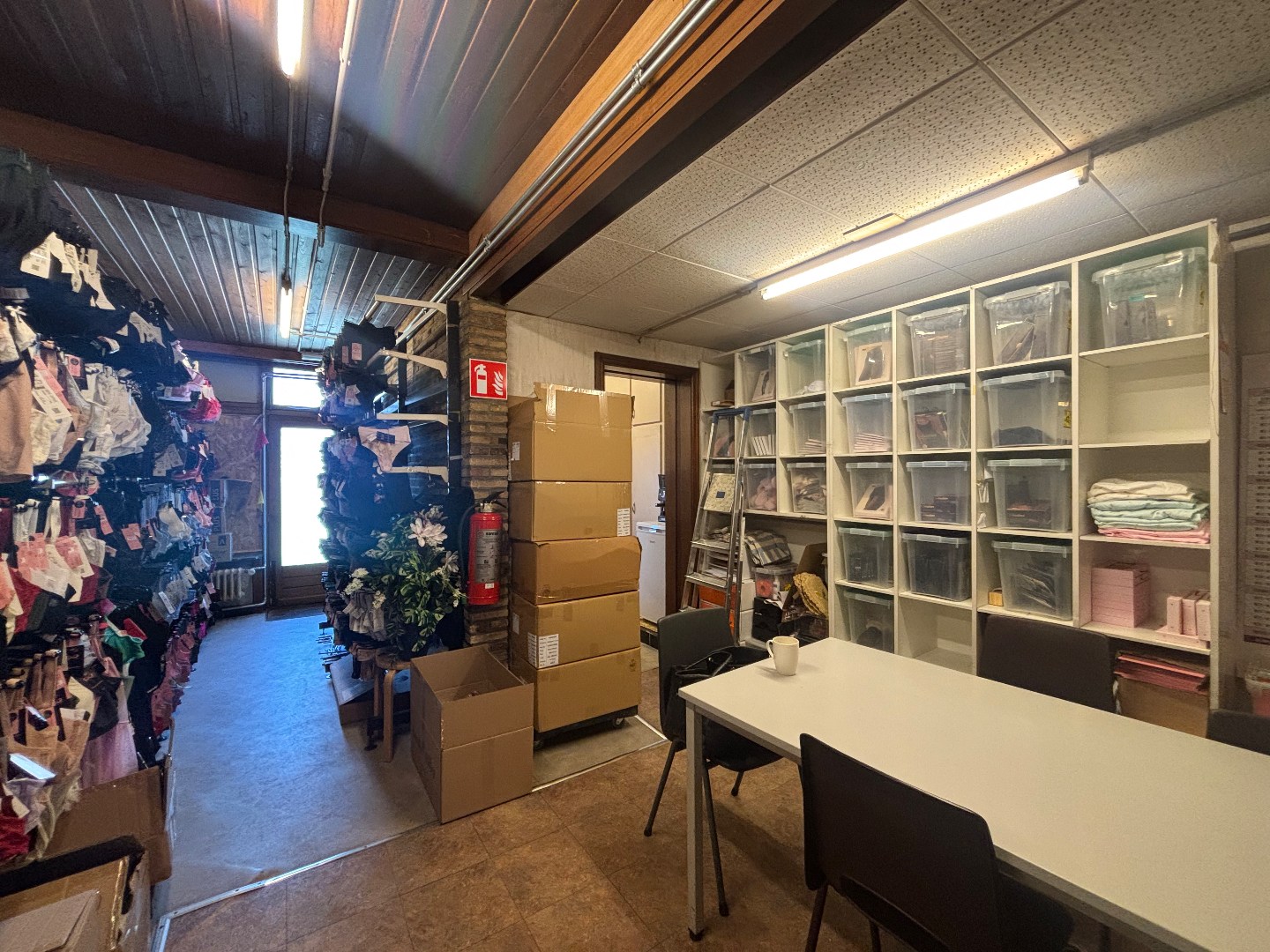 Handelshuis met 2 garages op topligging in centrum van Mol 