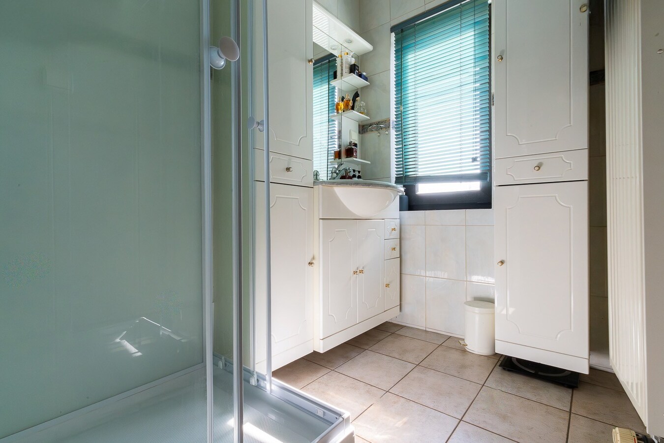 3 façades érigée sur 875m² avec terrain à bâtir, parking privé, double garage. 