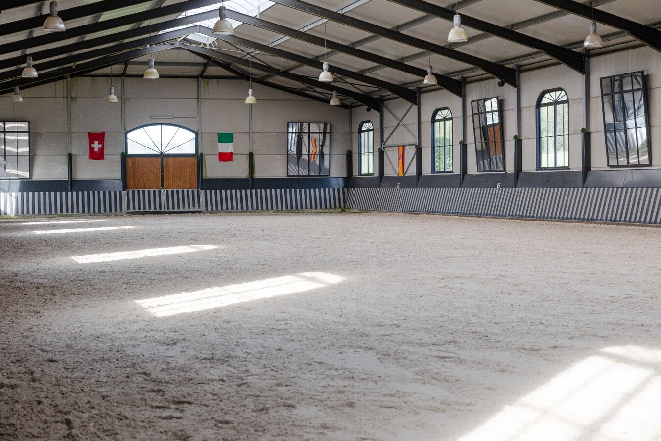 Hippische Complex met woonhuis en appartement op circa 31 Hectare 