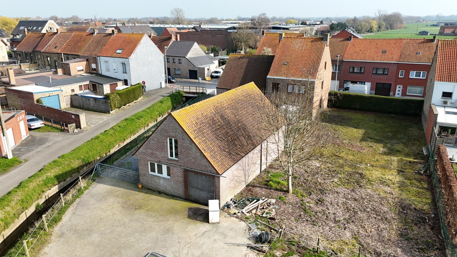 Alleenstaande woning met naastliggend stuk bouwgrond en weide te Eernegem 