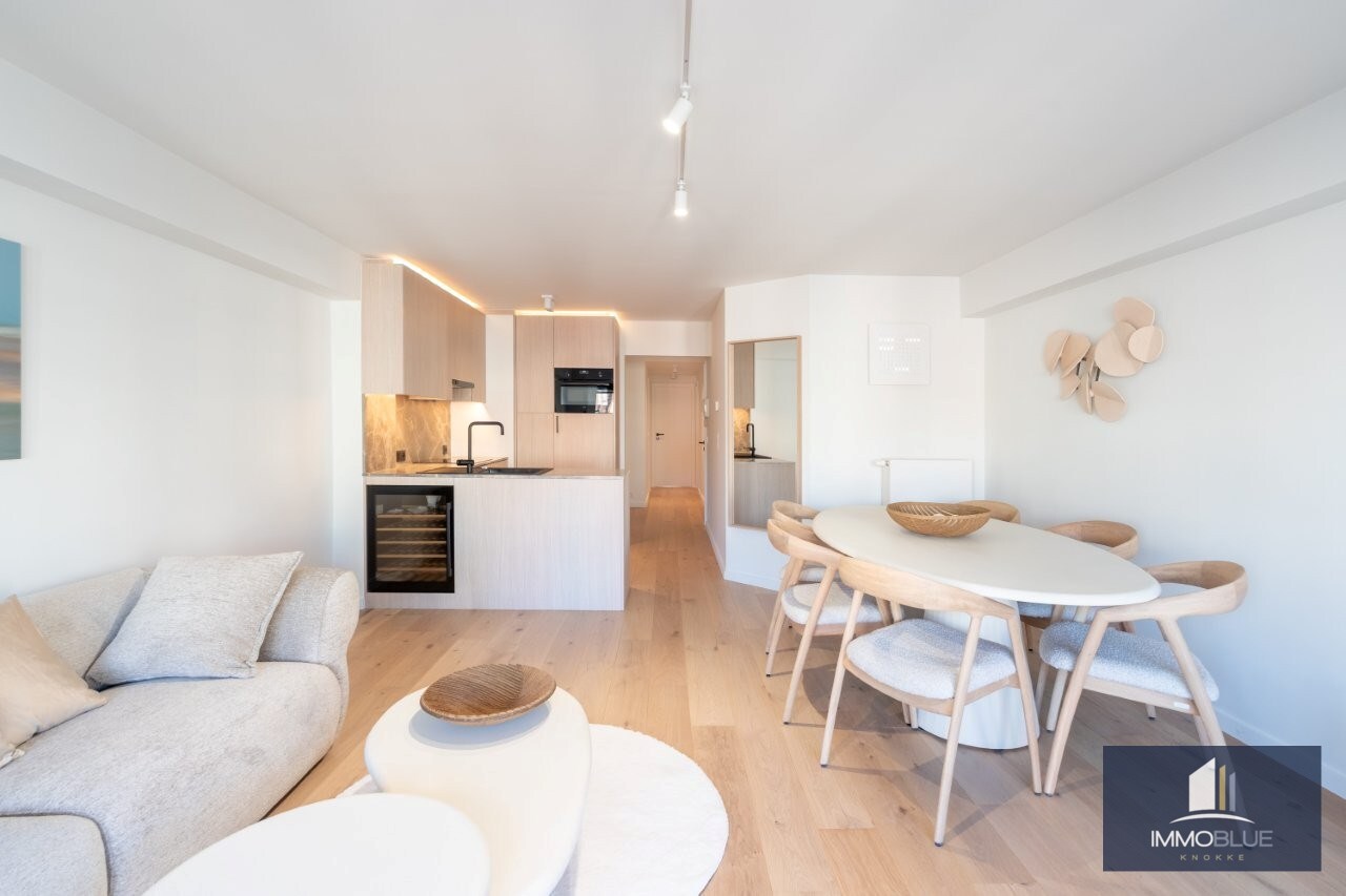 Volledig gerenoveerd, lichtrijk appartement gelegen in een kleine residentie. 