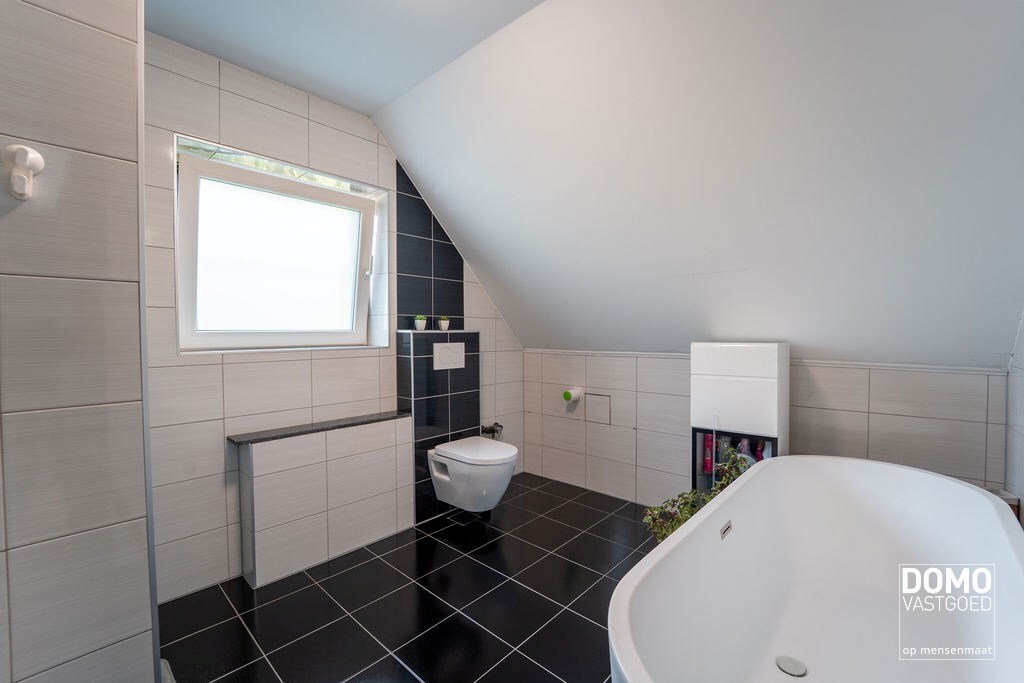 Gunstig gelegen handelshuis te Spalbeek (Hasselt) 