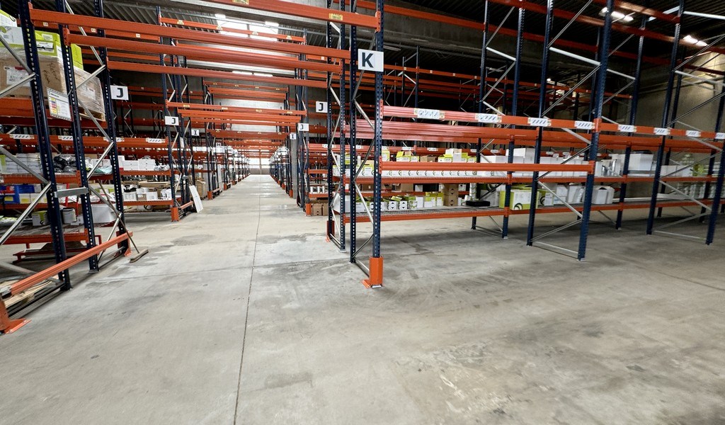 Bedrijfsgebouw met buitenopslag te huur vlakbij E17 in Zwijndrecht