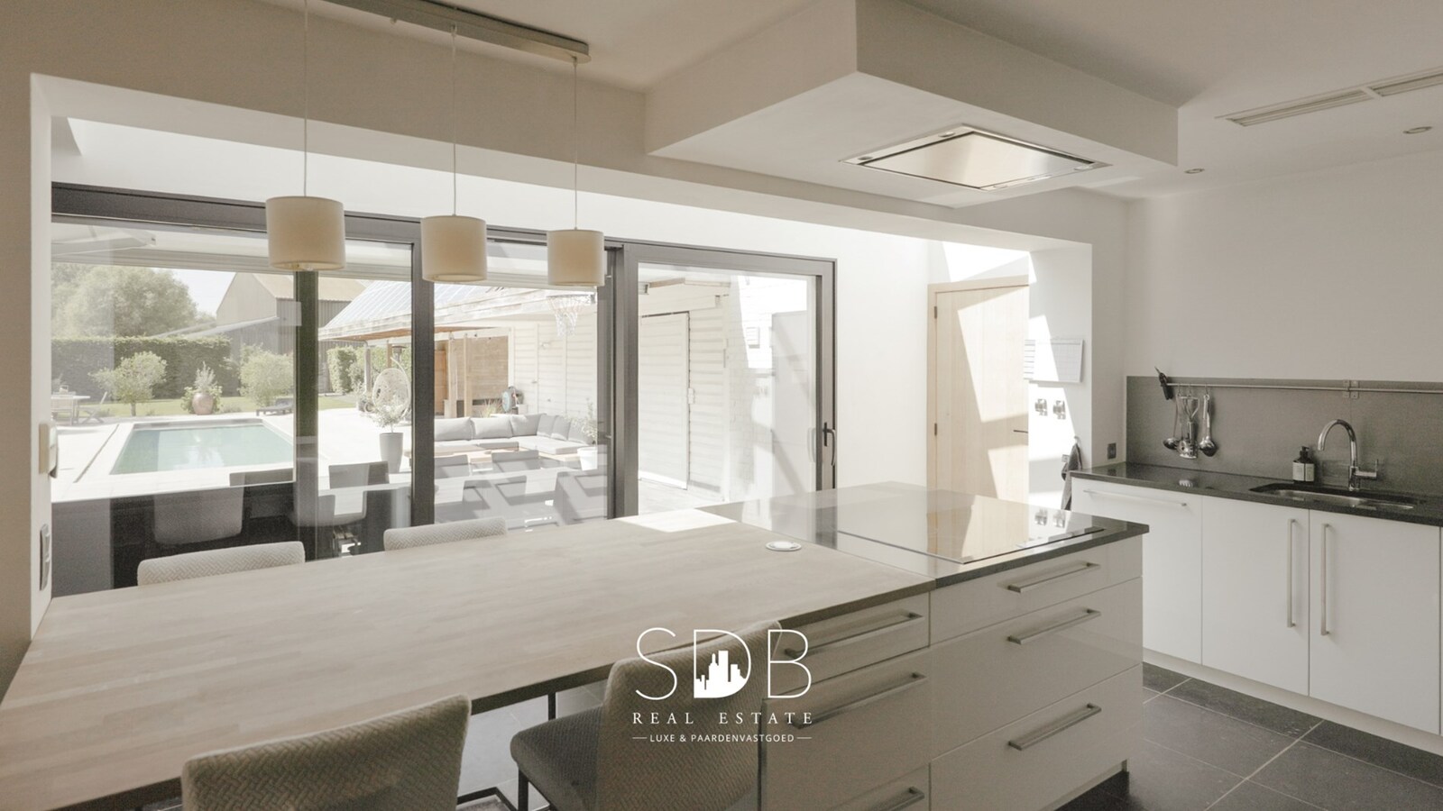 Prachtige hedendaagse villa met gezinstuin en zwembad op 1.387m² 