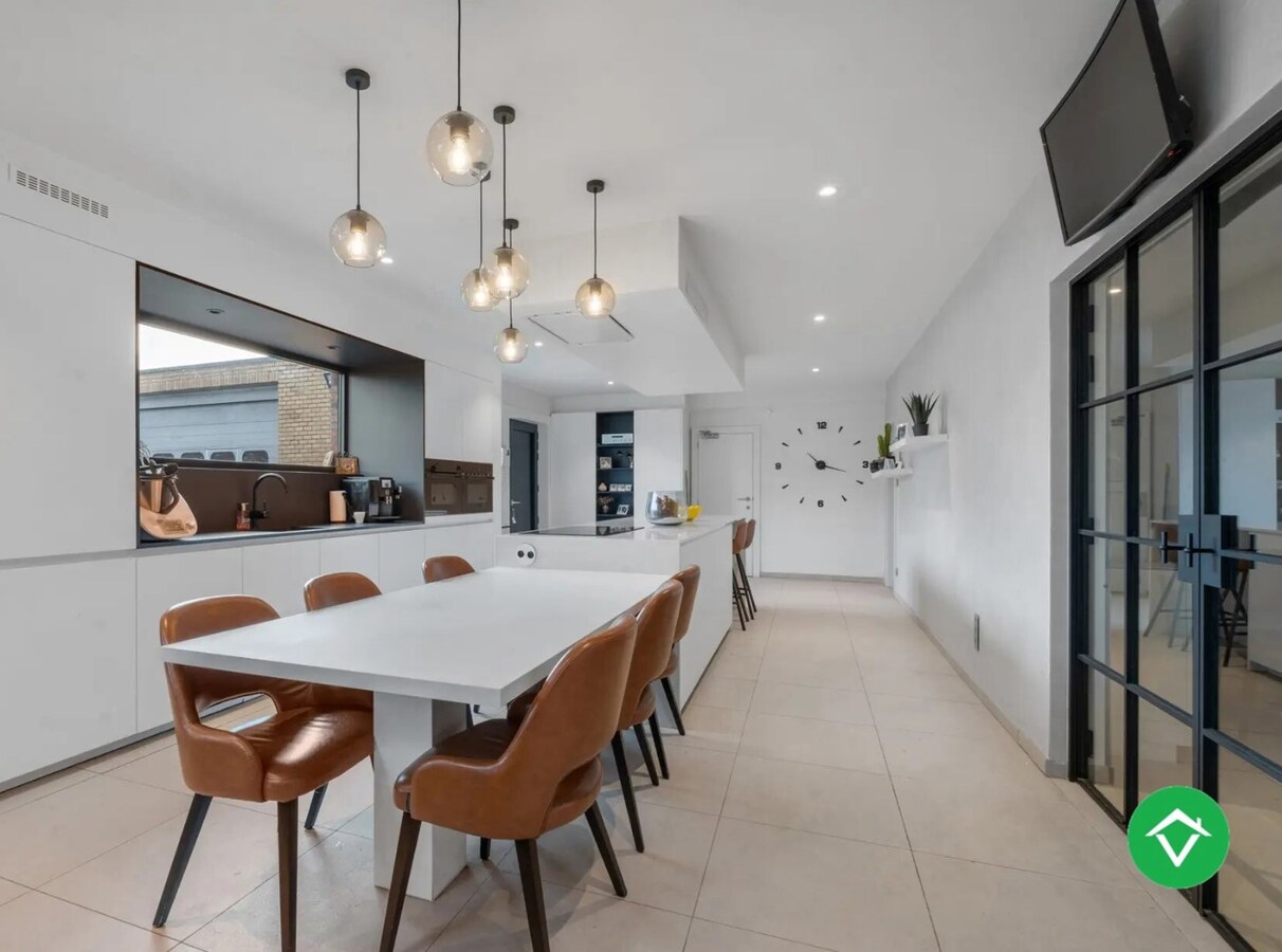 Ruime woning met handelspand en loods te Oudenburg 