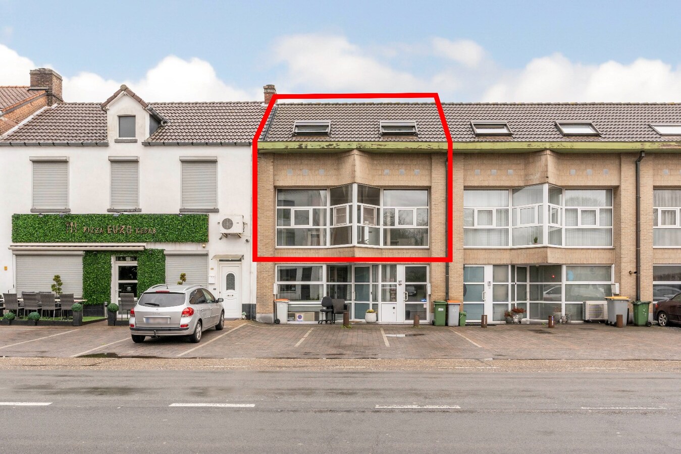 Ruim duplex appartement met 2 slaapkamers en garage. 