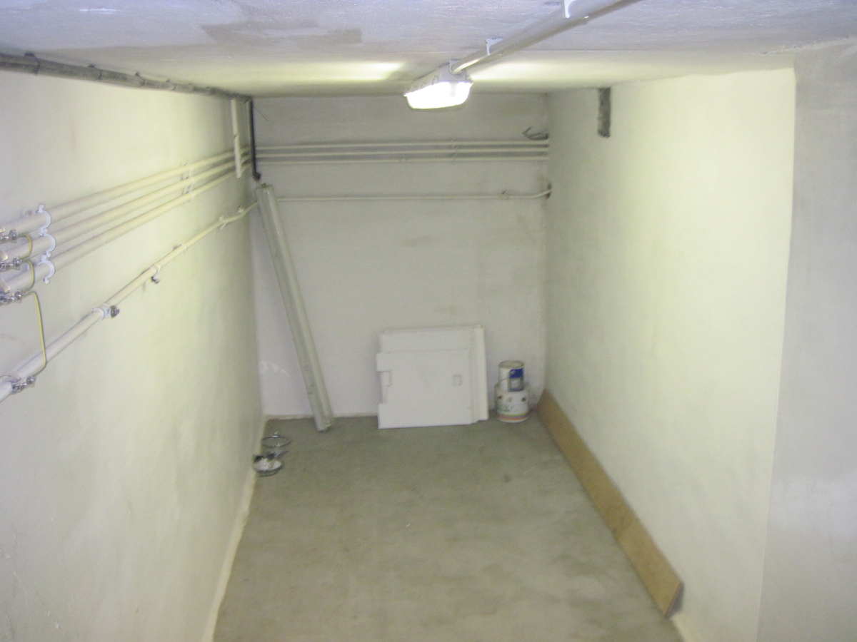 Gelijkvloers pand op top-ligging. Mogelijkheden als winkel of kantoor. 