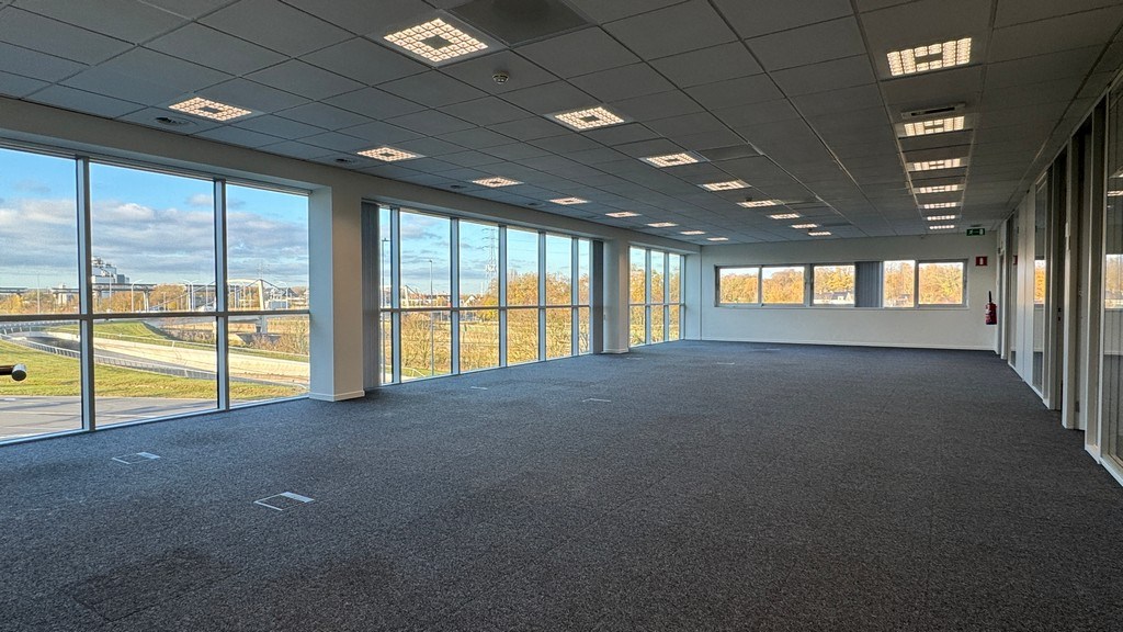 Kantoorgebouw te koop op zichtlocatie langs R4 in Merelbeke-Melle