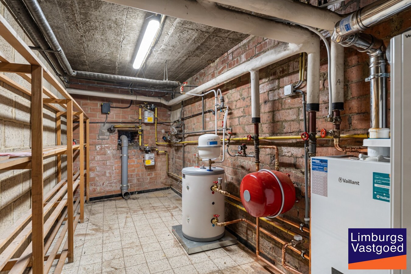 Commercieel uitstekend gelegen investeringspand bestaande uit winkel + duplex 