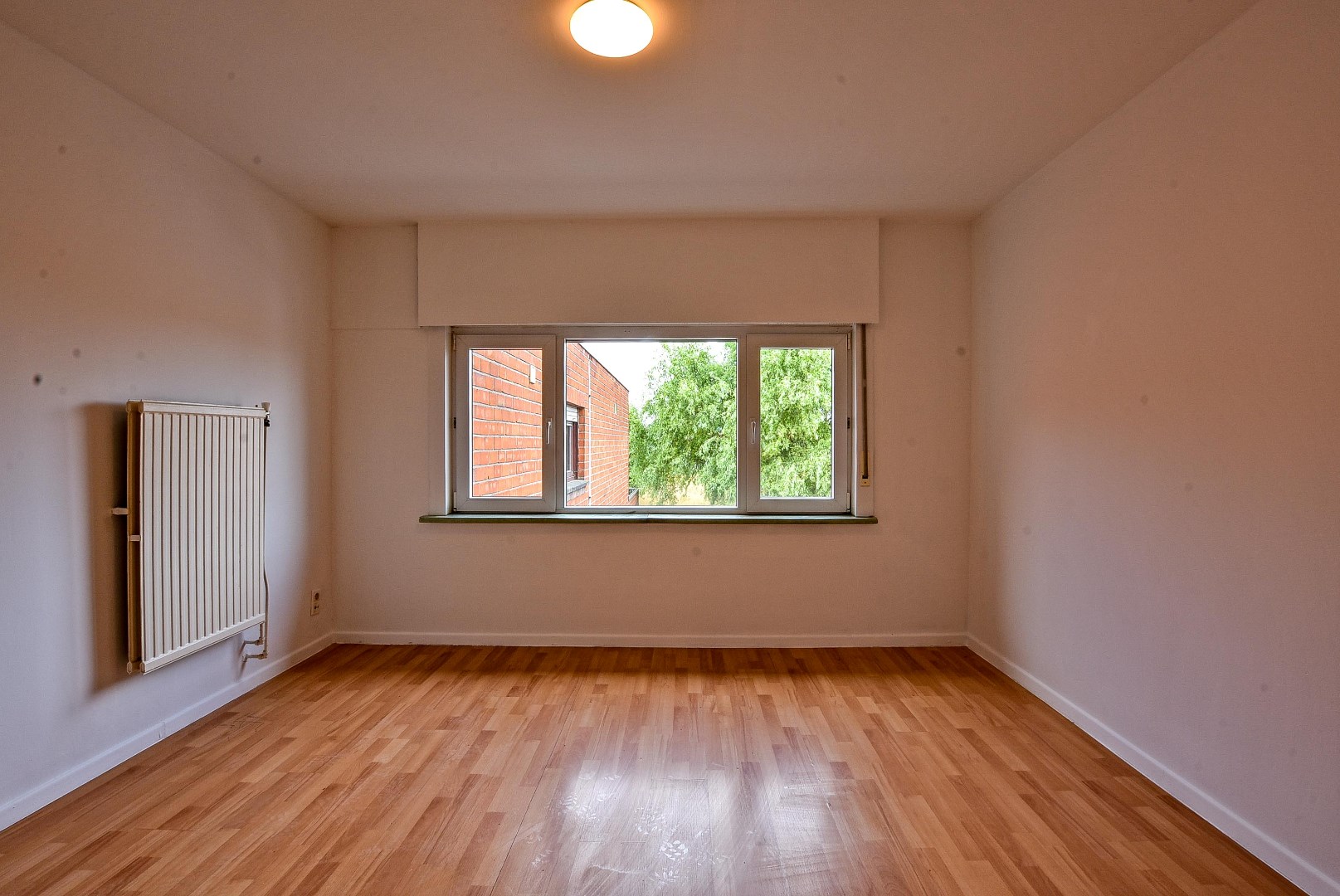 Halfopen bebouwing met mogelijkheid tot 7 slaapkamers, 2 badkamers en grote tuin in Aalter 