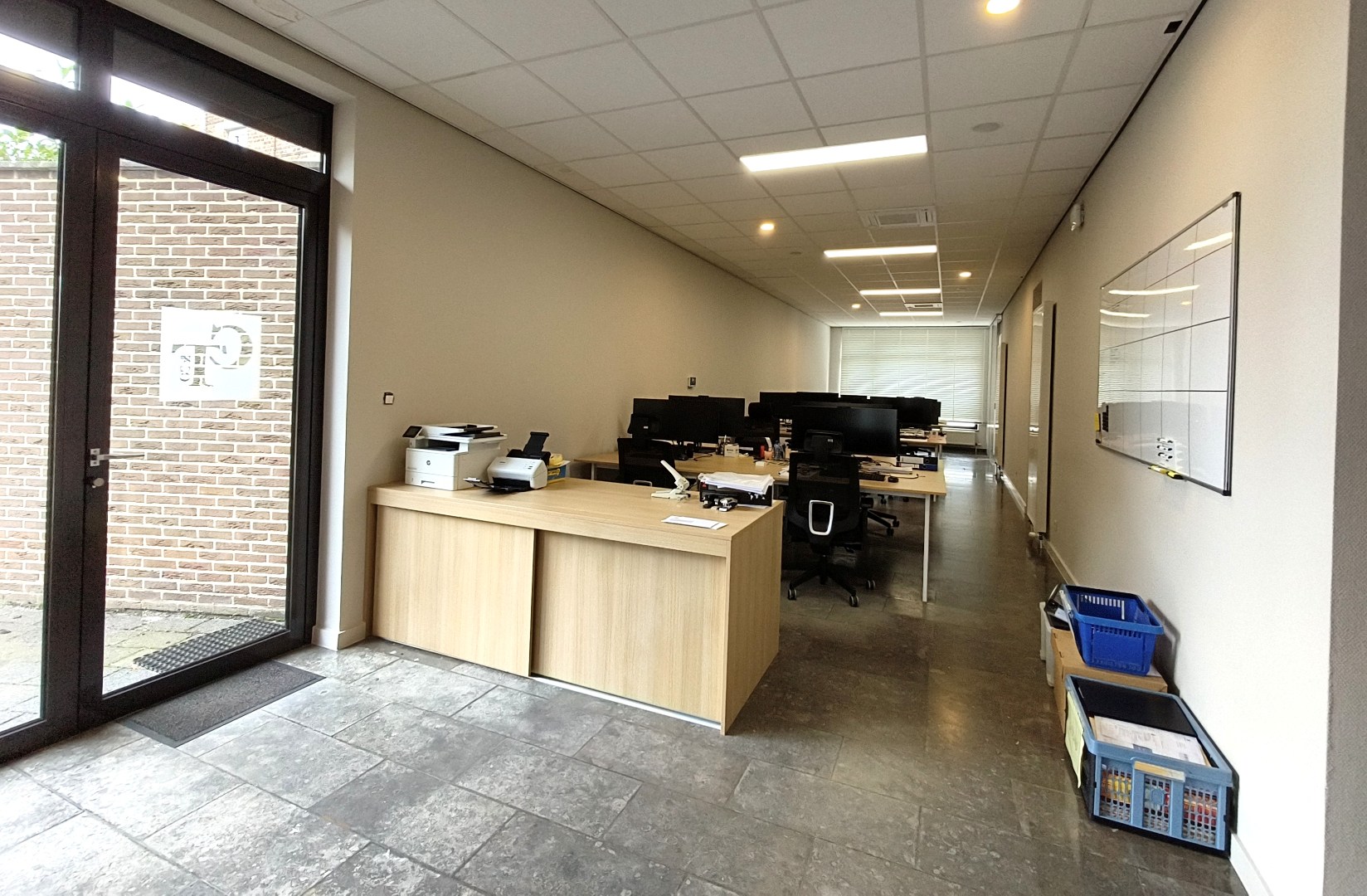 Modern en instapklaar kantoor (264 m²) in het centrum van Borgloon – inclusief 9 parkeerplaatsen 