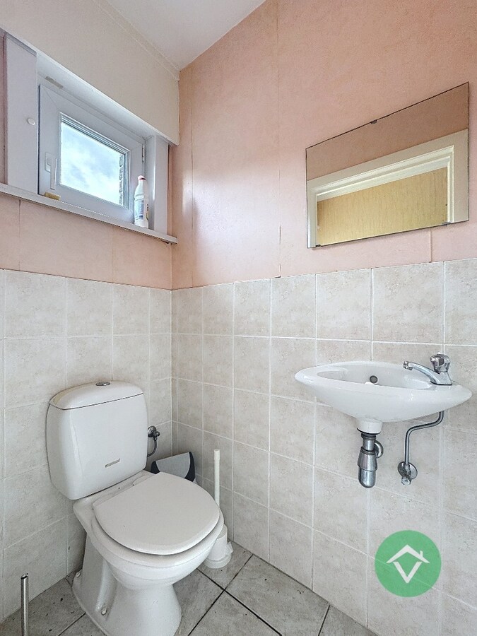 Alleenstaande woning met naastliggend stuk bouwgrond en weide te Eernegem 