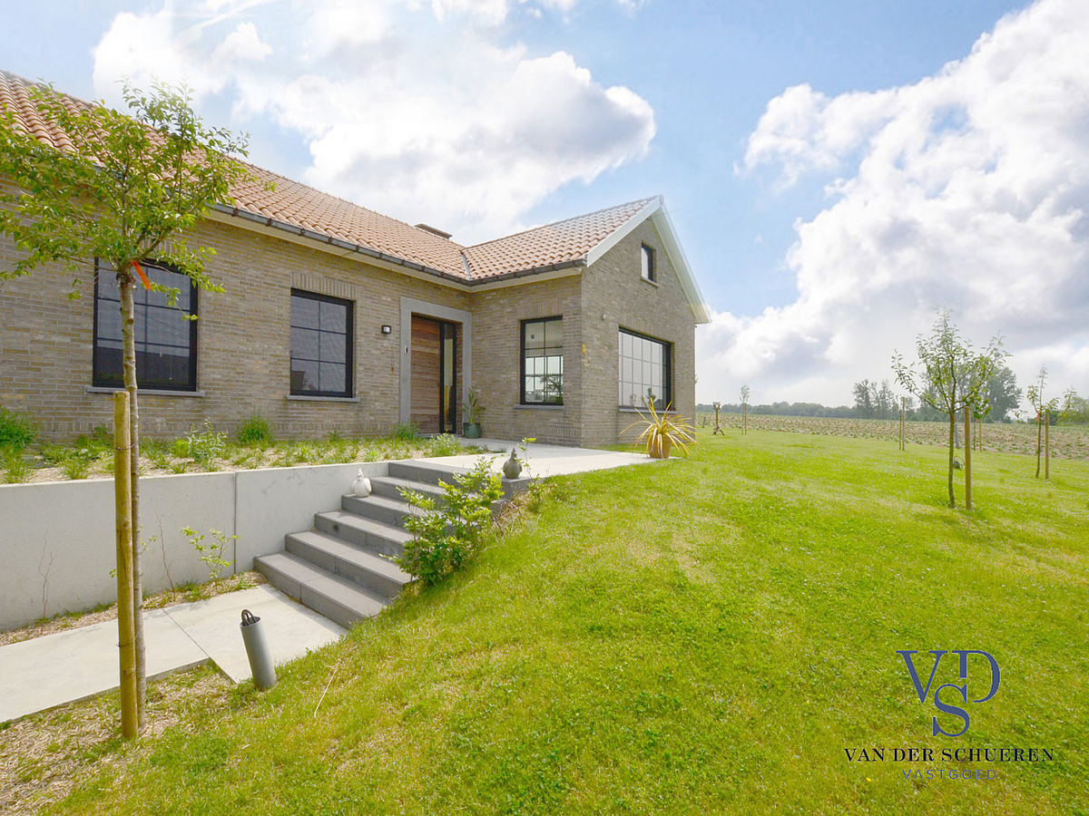 Exceptioneel gelegen, eigentijdse bungalow-villa. 