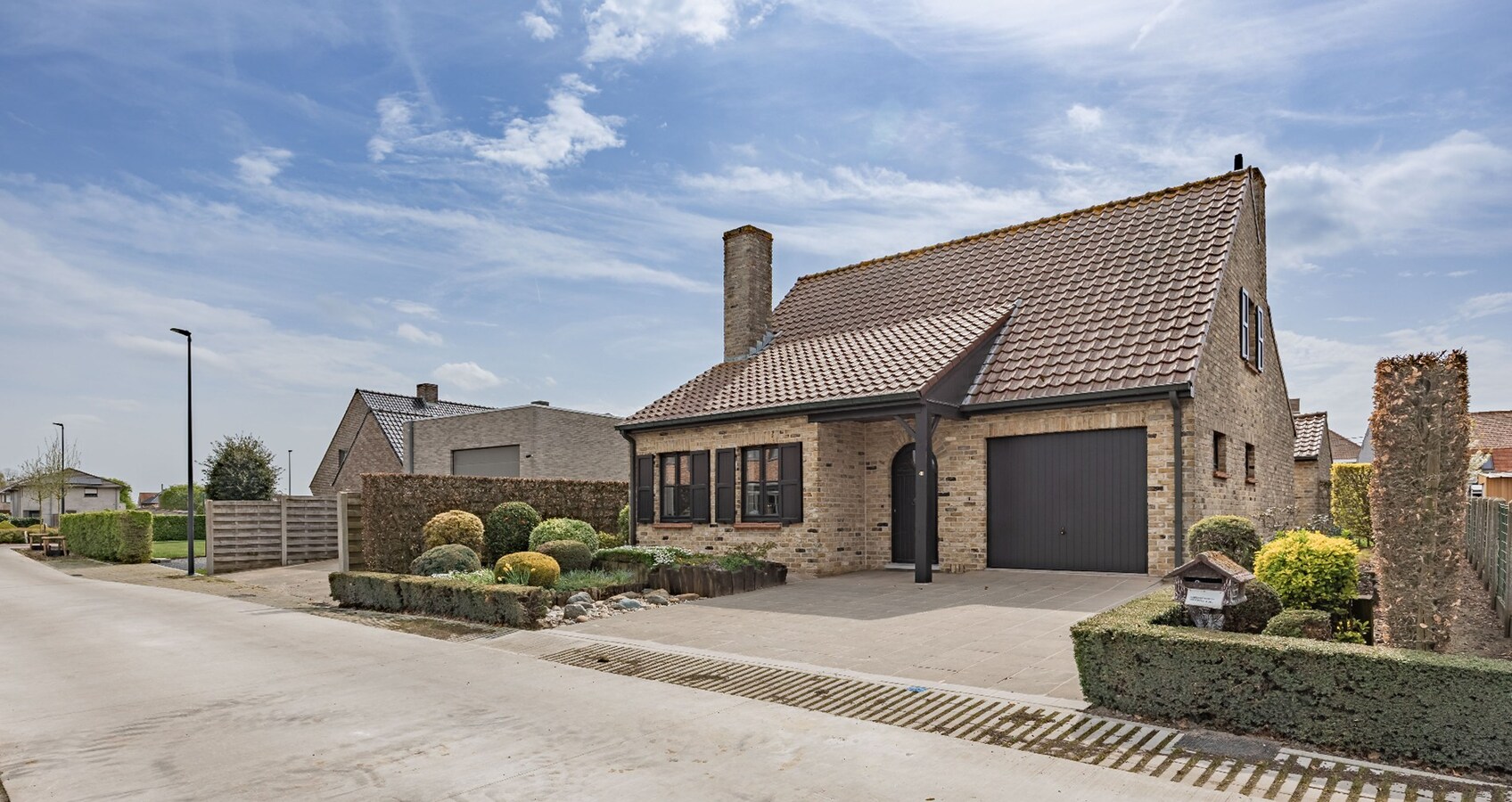 Charmante en solide villa met zonnige tuin in het hart van Zwevezele 