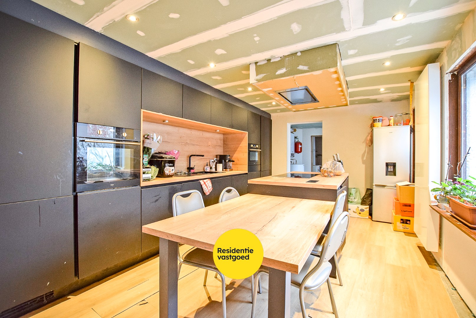 Ruime woning met uitbreidingsmogelijkheden en loods in groot Alveringem. 