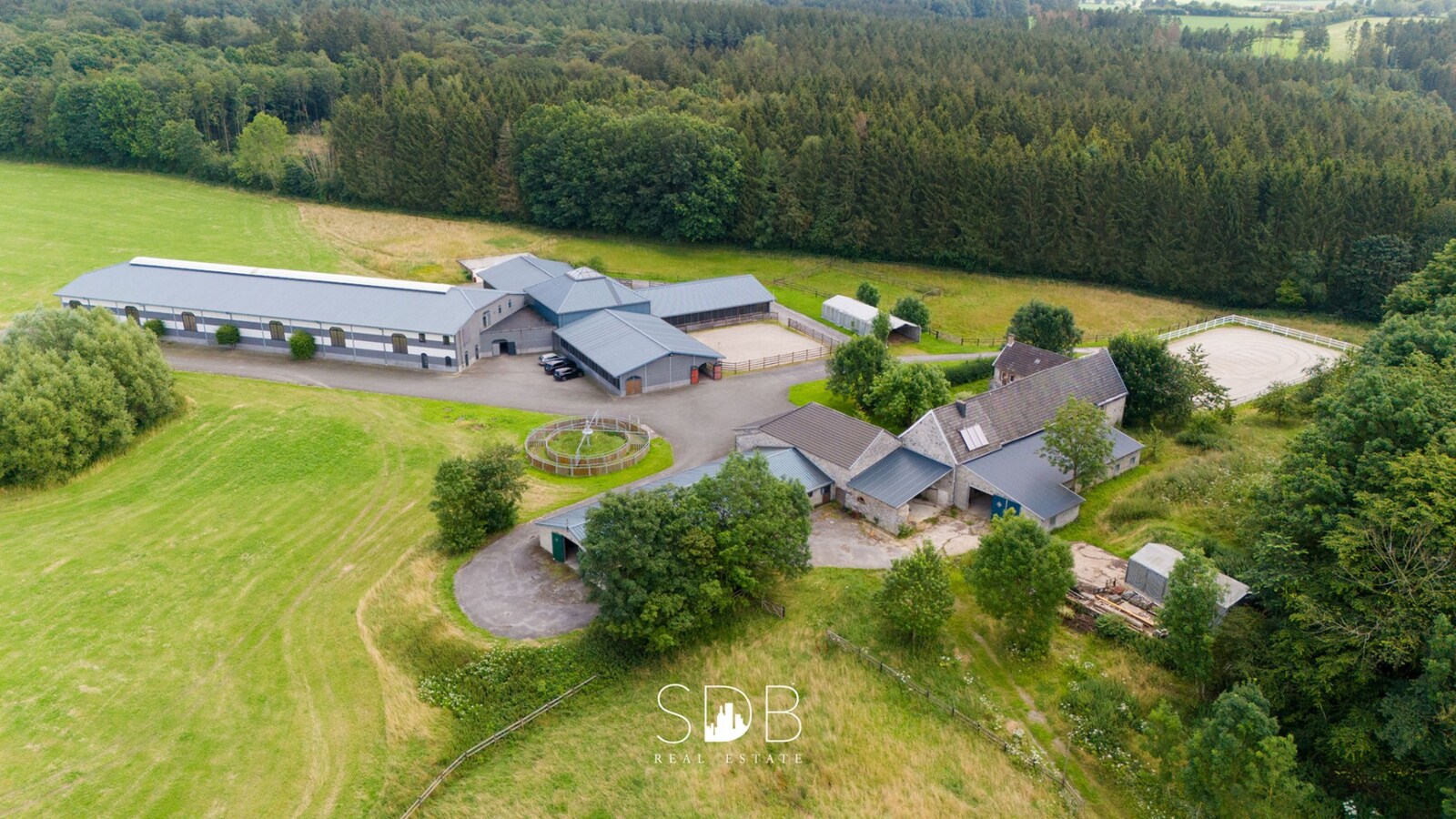 Hippische Complex met woonhuis en appartement op circa 31 Hectare 