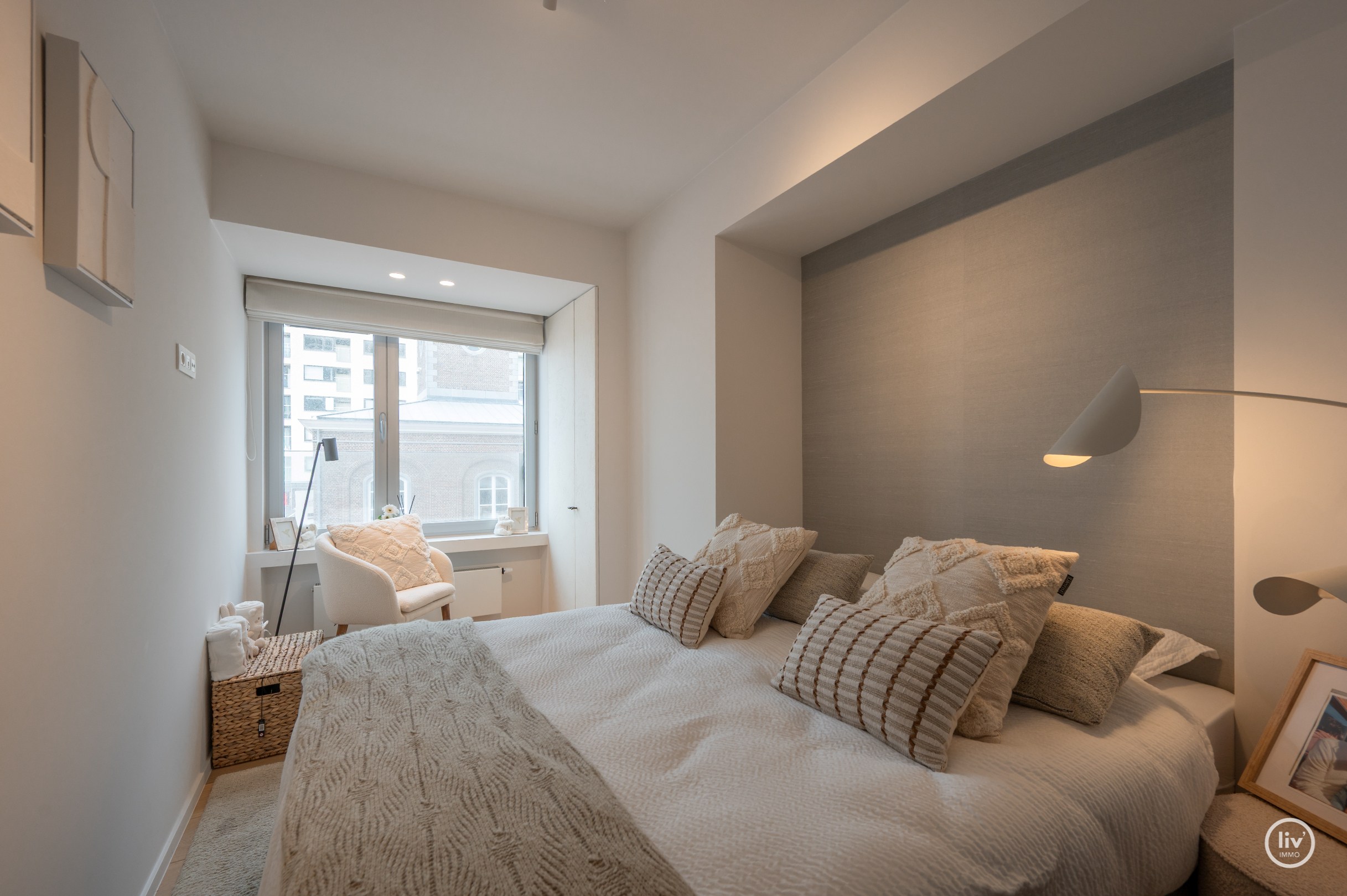 Appartement en coin unique avec 3 chambres offrant une vue frontale sur la mer et sur la place de la Tour de Lumière. 