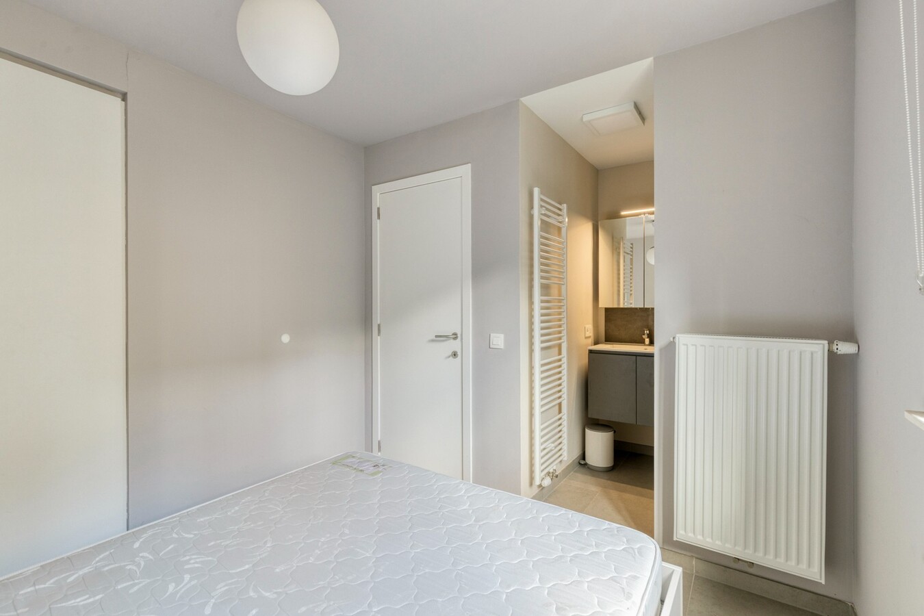 Appartement à la déco moderne situé au 5e étage, rue Ankerweg, à La Panne : un point de départ idéal pour profiter pleinement de la vie au bord de la mer. 