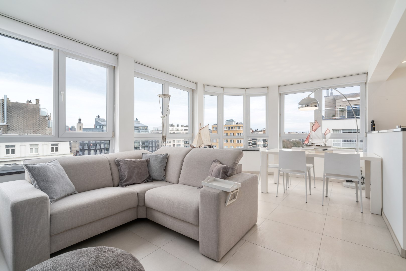 PRACHTIG GERENOVEERD 2-SLAAPKAMER APPARTEMENT OP TOPLIGGING 