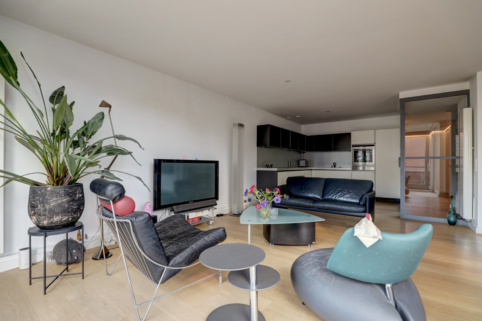 Luxe uitgevoerde 2- (voorheen 3) kamer appartement op de 3e etage met fraaie keuken, badkamer, balkon met uitzicht en gelegen op eigen grond. 